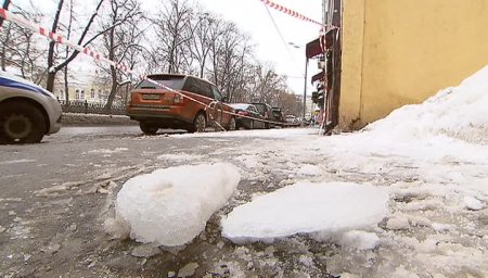 После падения снега с крыши двое малолетних детей попали в больницу