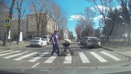 Самосвал едва не сбил молодую семью с ребенком на переходе в Иркутске Самосвал едва не сбил молодую семью с ребенком на переходе в Иркутске