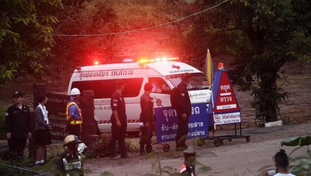 Первых трех детей из пещеры в Таиланде вывели на поверхность